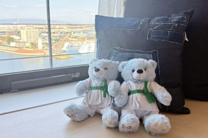 ドーセット バイ アゴーラ 大阪堺の客室。窓際のオリジナルベアと堺旧港の穏やかな景色。