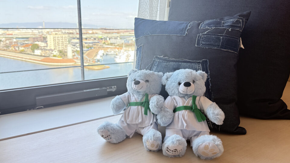 ドーセット バイ アゴーラ 大阪堺の客室。窓際のオリジナルベアと堺旧港の穏やかな景色。