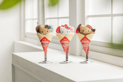 2026年に創業50周年を迎えた人気クレープ屋「マリオンクレープ」とハローキティが コラボレーションした『マリオンクレープ× HELLO KITTY ぬいぐるみチャームBOOK』付録3種が窓際に並んでいる