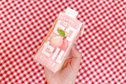 セブン-イレブン地域限定商品「カクカクカジツ ピクセルピーチ」のパッケージ。ピンク色のドット絵風の桃が描かれた可愛らしいデザイン。