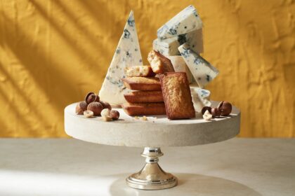 THE DROS（ザ・ドロス）の復刻商品、フィナンシェ〔ゴルゴンゾーラ＆ヘーゼル〕の盛り付けイメージ。濃厚なチーズとヘーゼルナッツが添えられたシズル感のあるカット。