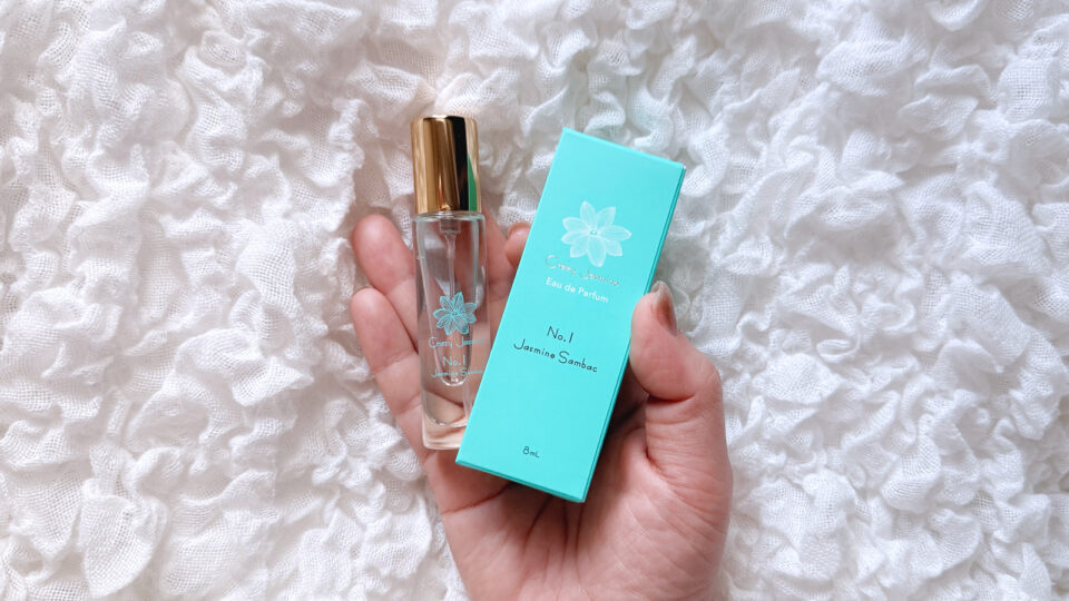 Crazy Jasmine（クレイジージャスミン）No.1 Jasmine Sambac オーデパルファム　8ml 外装と本体を手に持つ様子