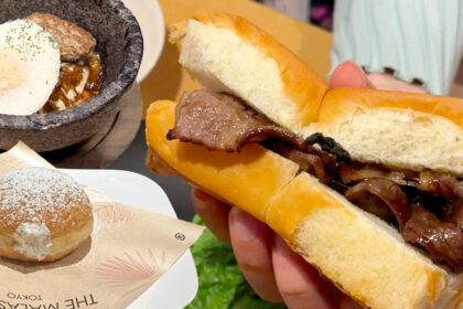 焼肉きんぐ「ハワイフェア」に登場するスライダー、ロコモコ、マラサダ
