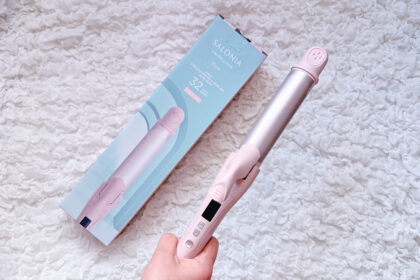 SALONIA(サロニア)2WAYストレート&カールヘアアイロンのパッケージと、本体を手に持っている様子